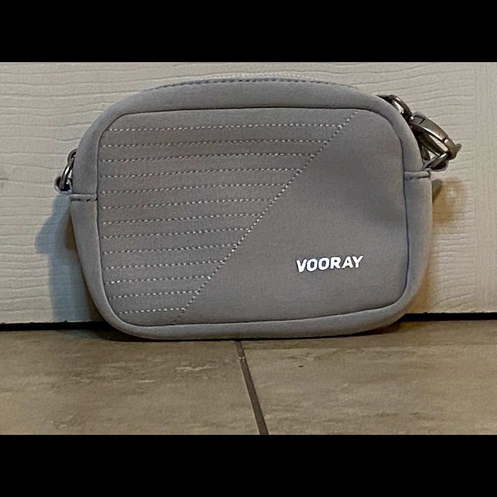 ⭐️NWOT Vooray sleek crossbody for those on the go!⭐️